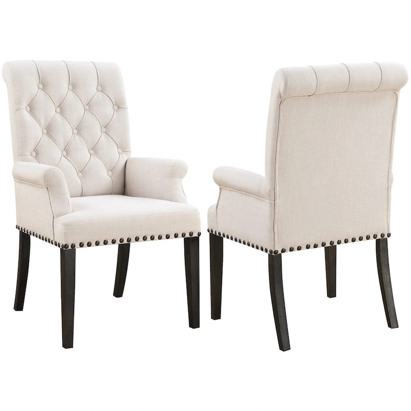 Fauteuil de salle à manger capitonné beige avec dossier roulé et clous décoratifs