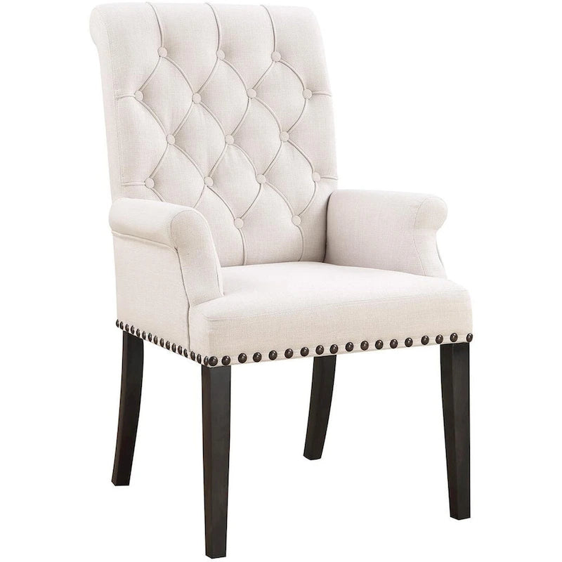 Fauteuil de salle à manger capitonné beige avec dossier roulé et clous décoratifs