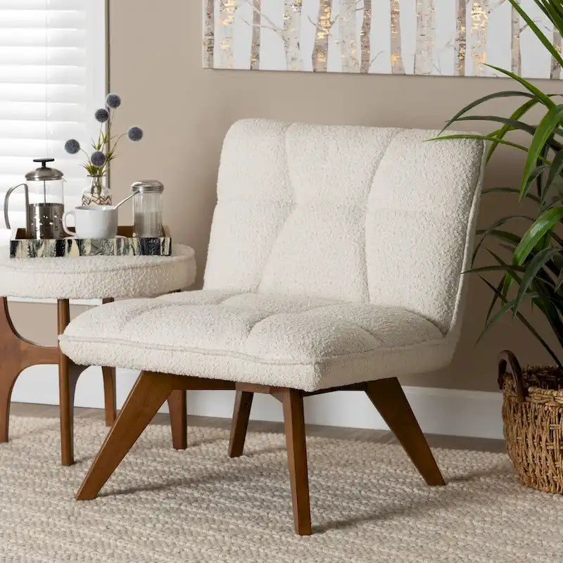 Fauteuil d'appoint Darielle Japandi en tissu bouclé crème et bois d'hévéa finition noyer