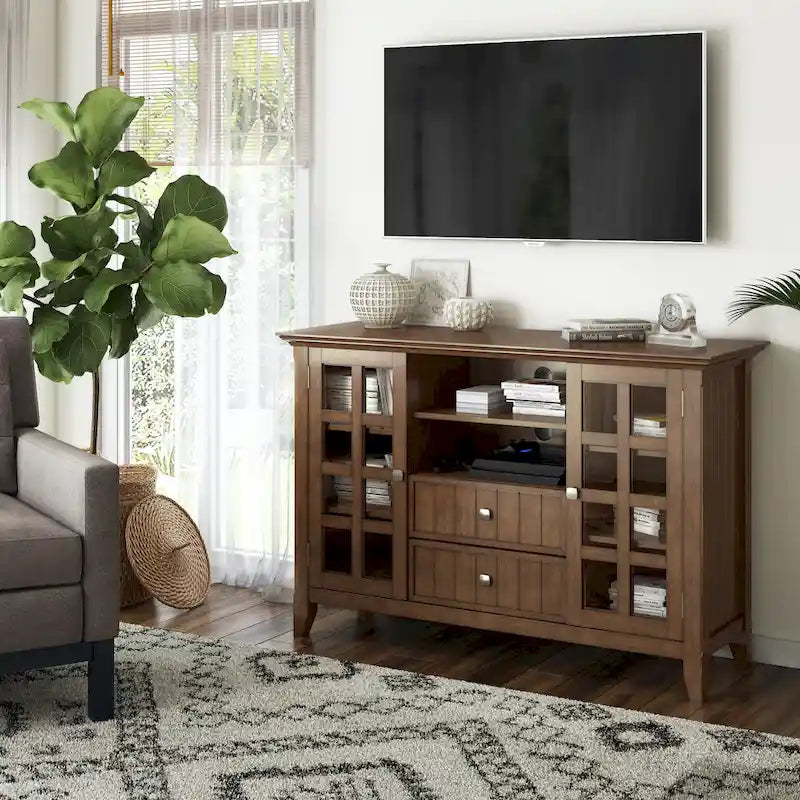 WYNDENHALL Normandy Meuble TV multimédia en bois massif de 134,6 cm de large pour téléviseurs jusqu'à 60 pouces