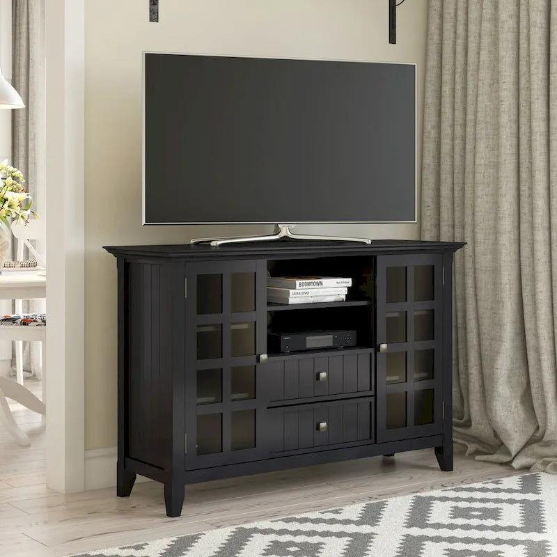 WYNDENHALL Normandy Meuble TV multimédia en bois massif de 134,6 cm de large pour téléviseurs jusqu'à 60 pouces