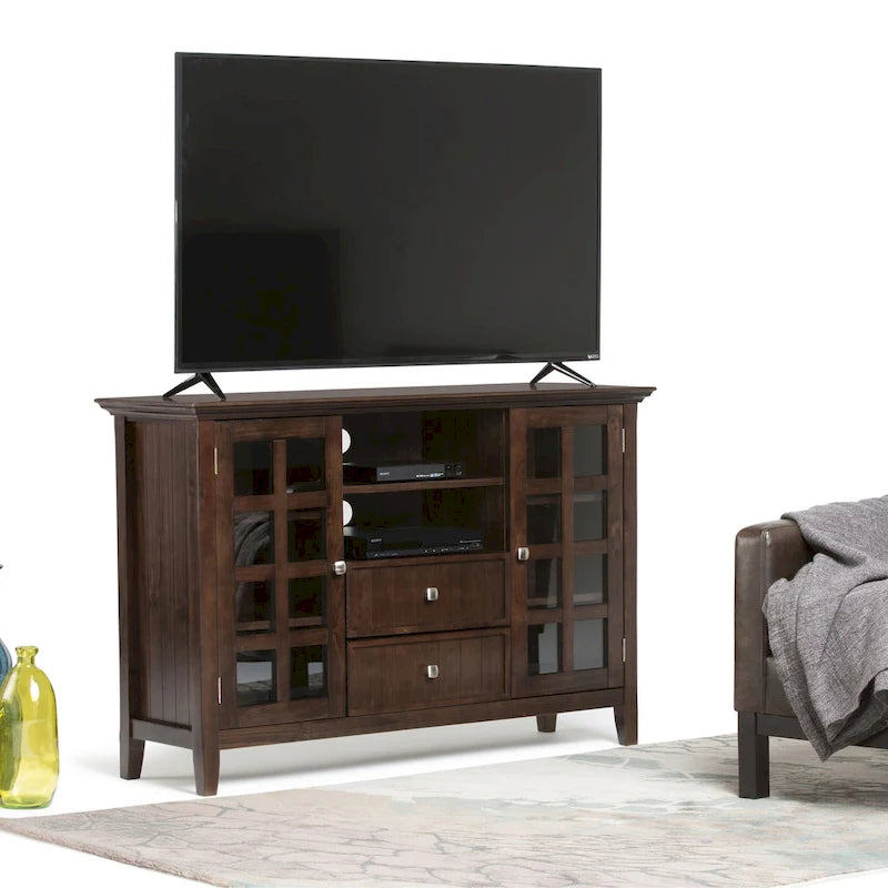WYNDENHALL Normandy Meuble TV multimédia en bois massif de 134,6 cm de large pour téléviseurs jusqu'à 60 pouces