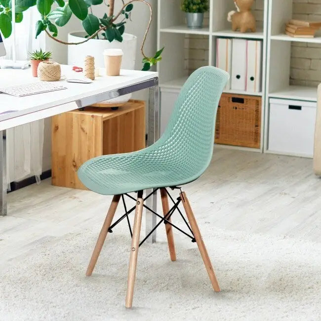 Ensemble de 4 chaises modernes en plastique ajouré avec pieds en bois - 22 x 18 x 32,5 (L x l x H)