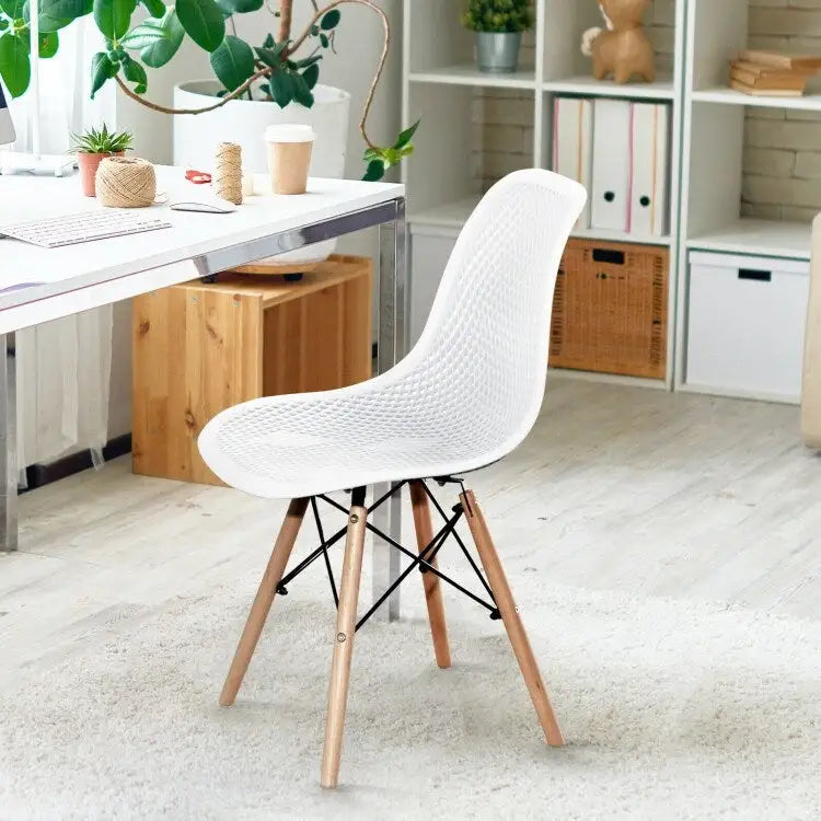 Ensemble de 4 chaises modernes en plastique ajouré avec pieds en bois - 22 x 18 x 32,5 (L x l x H)