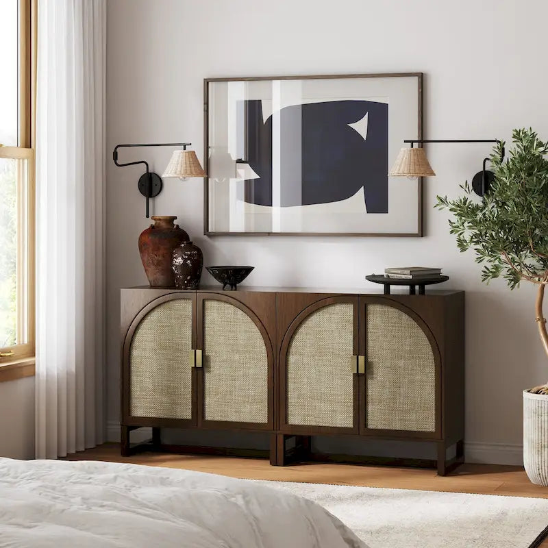 Meuble de rangement Paxton Boho en bois avec portes, petit meuble de rangement ou meuble TV avec détails en rotin