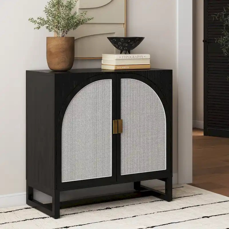 Meuble de rangement Paxton Boho en bois avec portes, petit meuble de rangement ou meuble TV avec détails en rotin