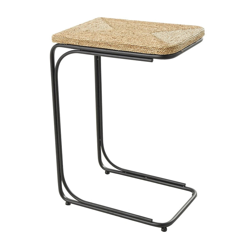 Table d'appoint C-shaped à bobine faite à la main en plante séchée avec pieds en métal noir - Marron - Roche River Decor