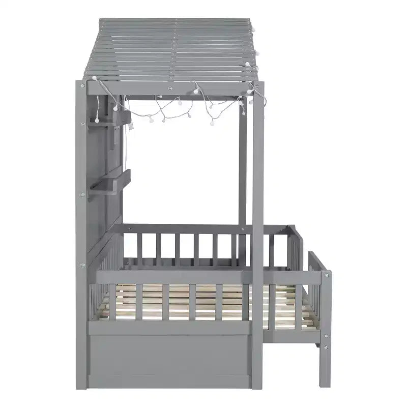 Lit cabane double avec étagères de rangement et barrières, cadre de lit Montessori en bois pour enfants avec fenêtre et bande lumineuse scintillante